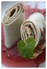 Wraps mit einer Gundermann-Haselnusscreme auf Himbeerspiegel mit Haselnusskrokant